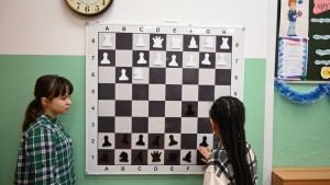 Девочки играют в шахматы